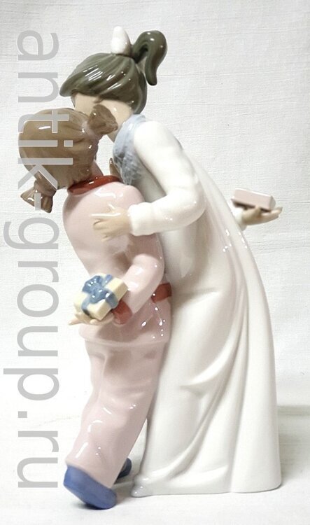 Статуэтка «Подарок» NAO LLADRO