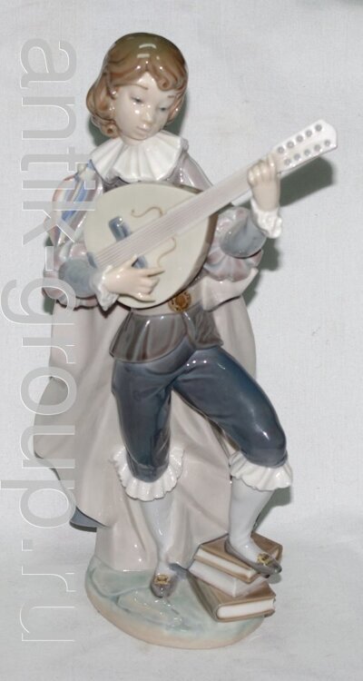 Статуэтка "Музыкант с цистрой" Lladro